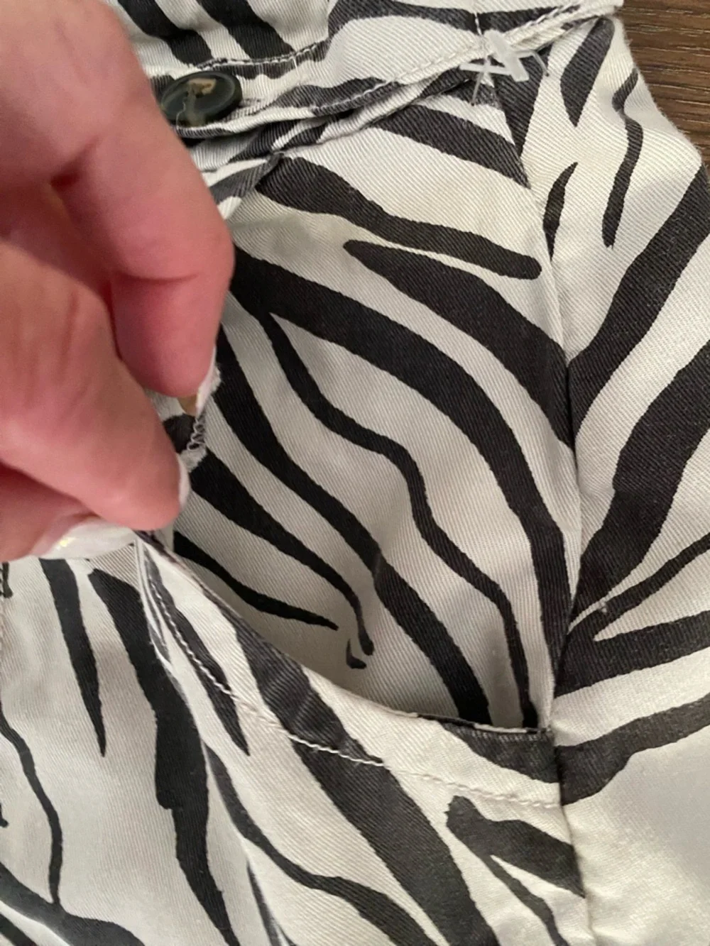 Cynthia Rowley Ivory & Brown 100% Lyocell Zebra Print Shorts Women’s Size 4 - Picture 13 of 14
